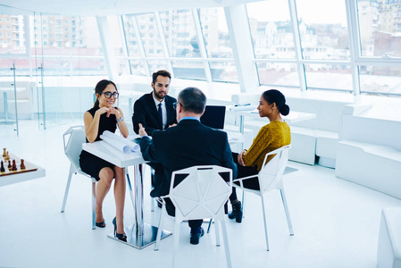 辦公休息間的創意火花 職業男女同事的投資咨詢討論